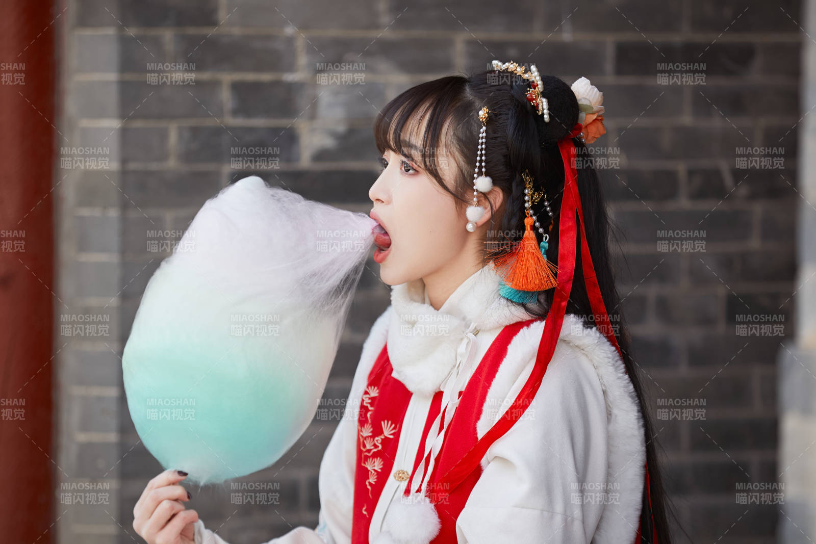 身穿喜庆汉服吃棉花糖的少女图片