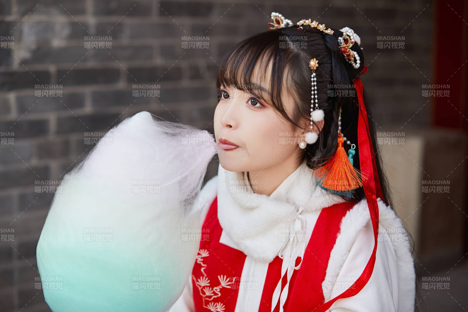 身穿喜庆汉服吃棉花糖的少女图片