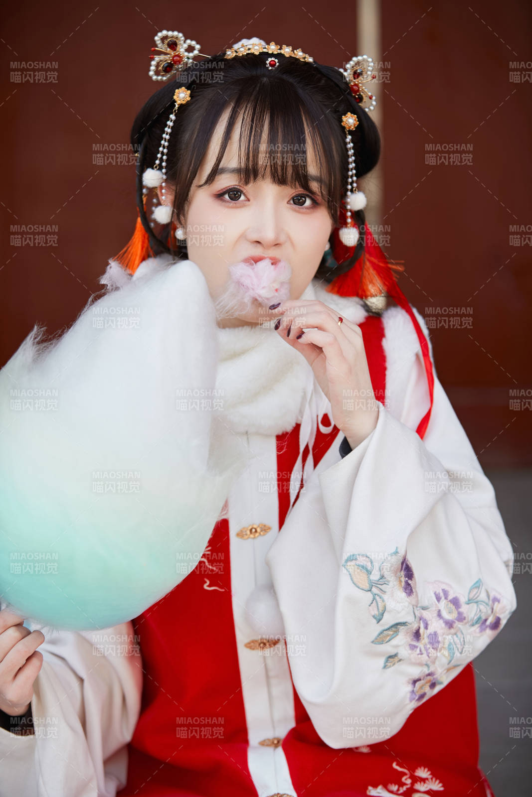 身穿喜庆汉服吃棉花糖的少女图片