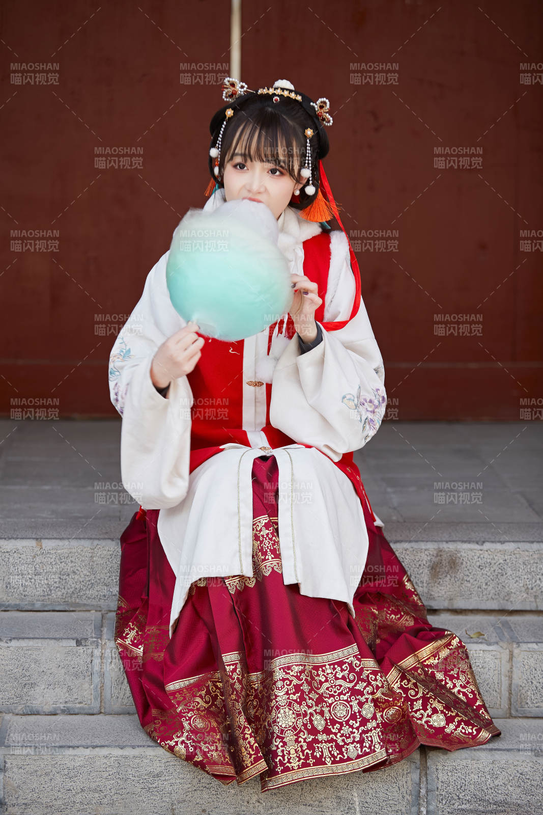 身穿喜庆汉服吃棉花糖的少女图片