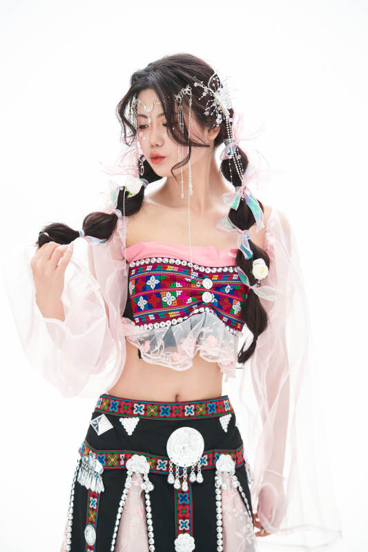 身穿少数民族哈尼族网红族服饰的东方少女图片