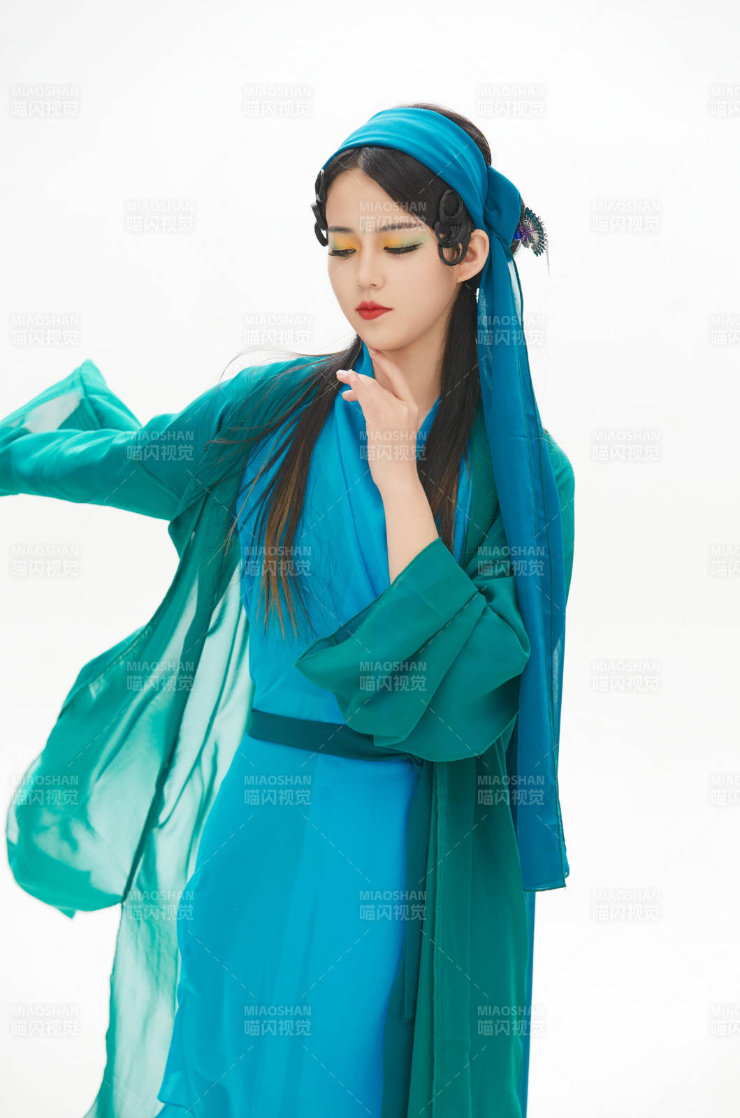 民间故事白蛇传中小青服饰妆面的亚洲少女图片