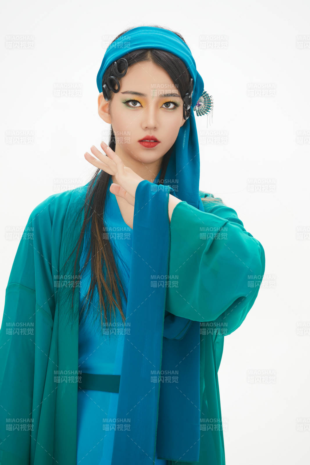 民间故事白蛇传中小青服饰妆面的亚洲少女图片