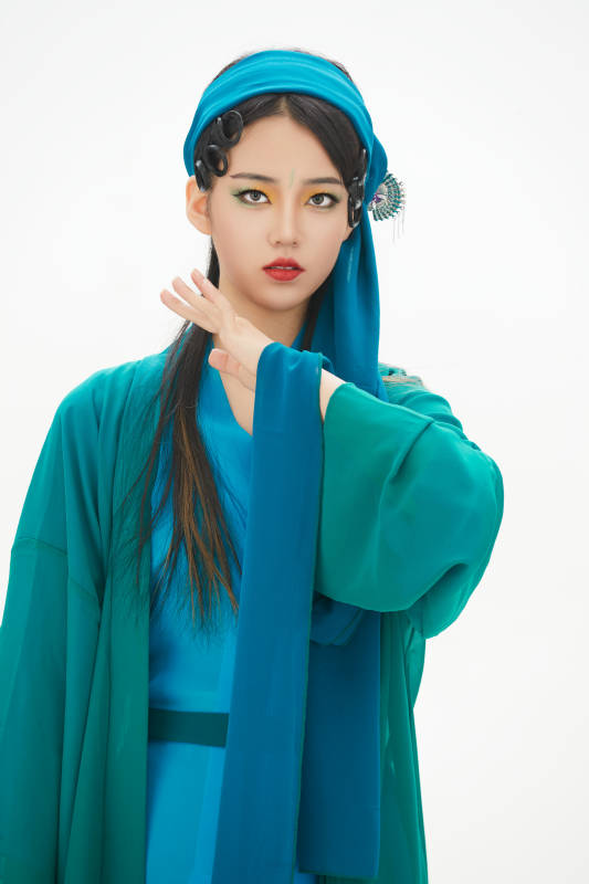 民间故事白蛇传中小青服饰妆面的亚洲少女图片