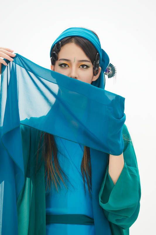 民间故事白蛇传中小青服饰妆面的亚洲少女图片