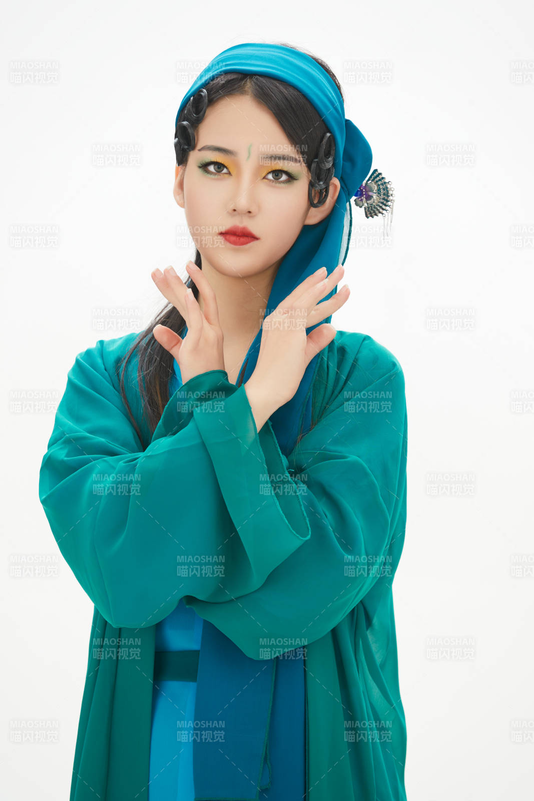 民间故事白蛇传中小青服饰妆面的亚洲少女图片