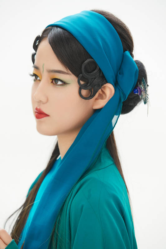 民间故事白蛇传中小青服饰妆面的亚洲少女图片