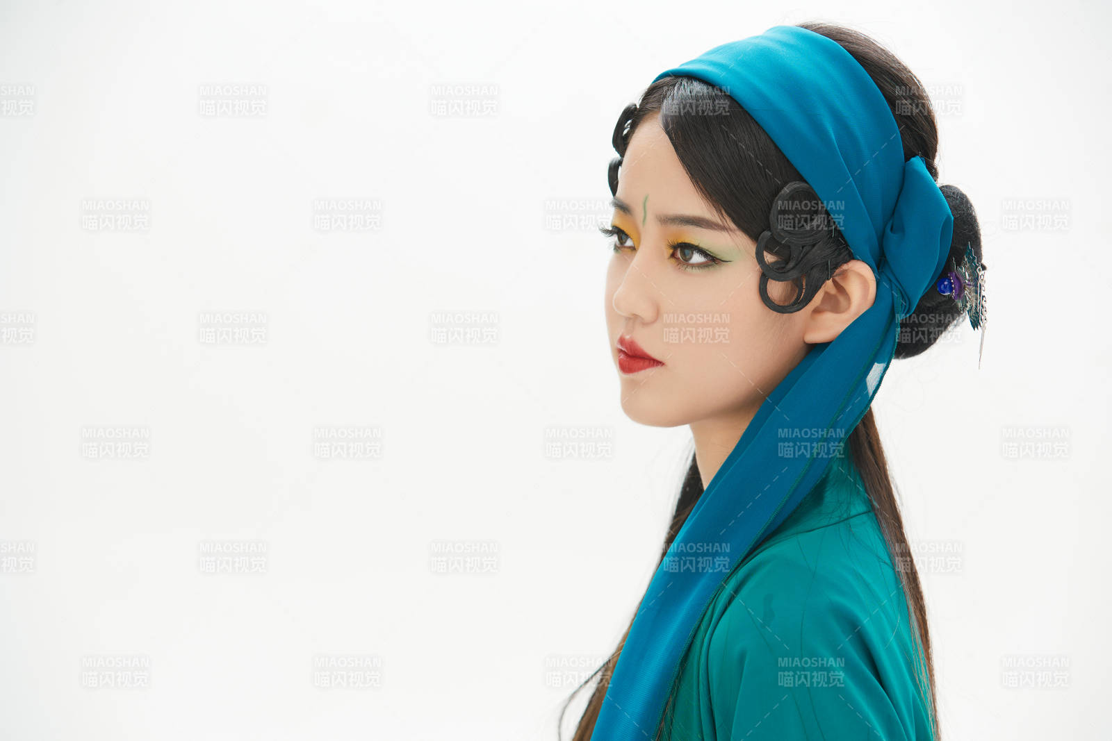 民间故事白蛇传中小青服饰妆面的亚洲少女图片