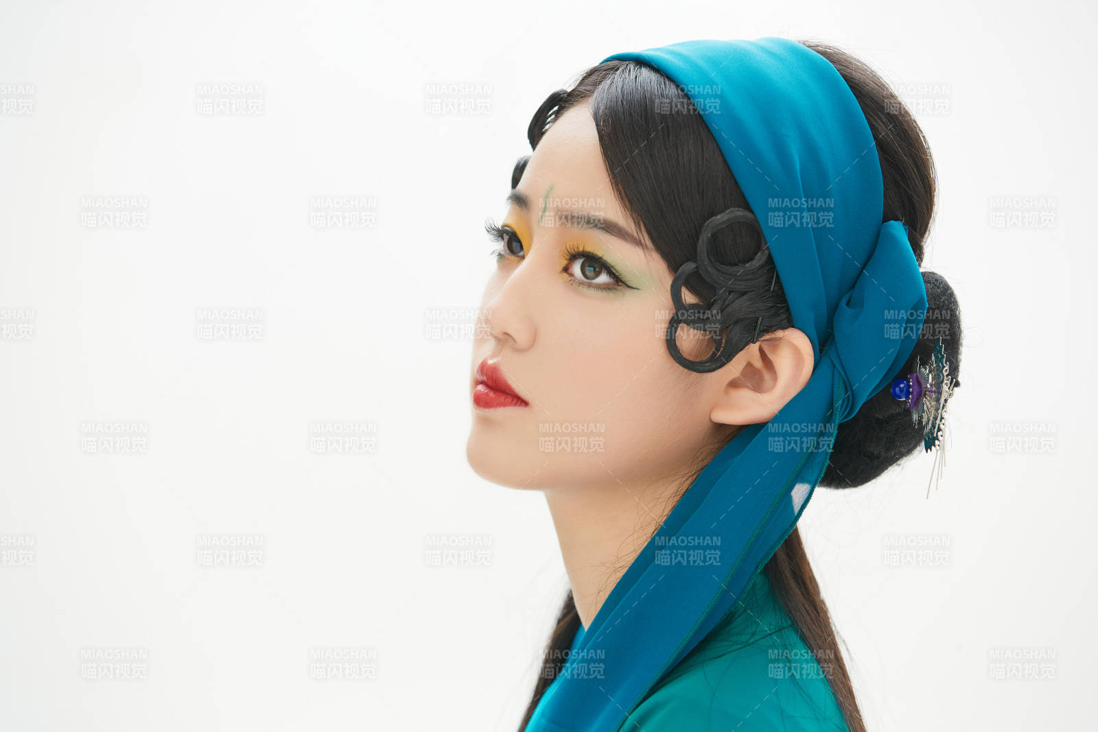 民间故事白蛇传中小青服饰妆面的亚洲少女图片