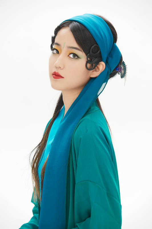 民间故事白蛇传中小青服饰妆面的亚洲少女图片