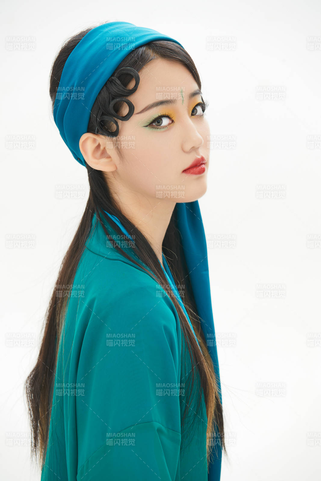 民间故事白蛇传中小青服饰妆面的亚洲少女图片