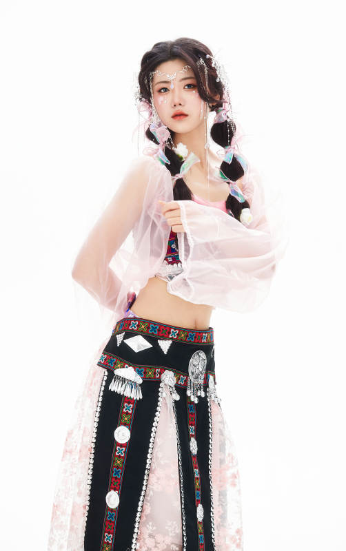 身穿少数民族哈尼族网红族服饰的东方少女图片