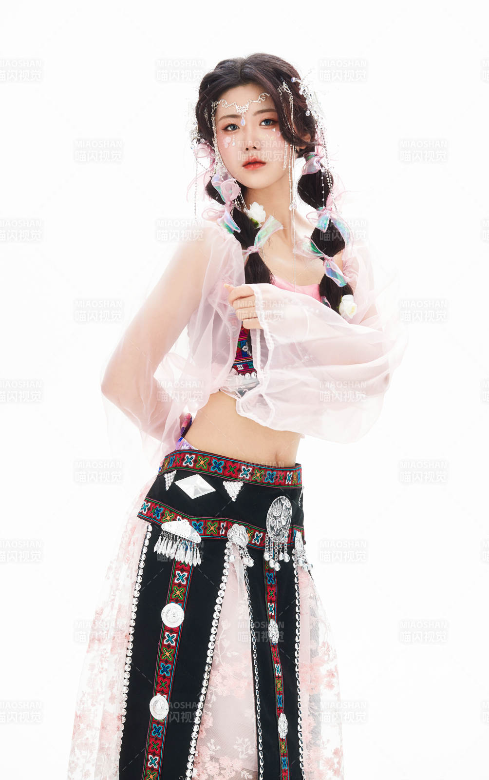 身穿少数民族哈尼族网红族服饰的东方少女图片