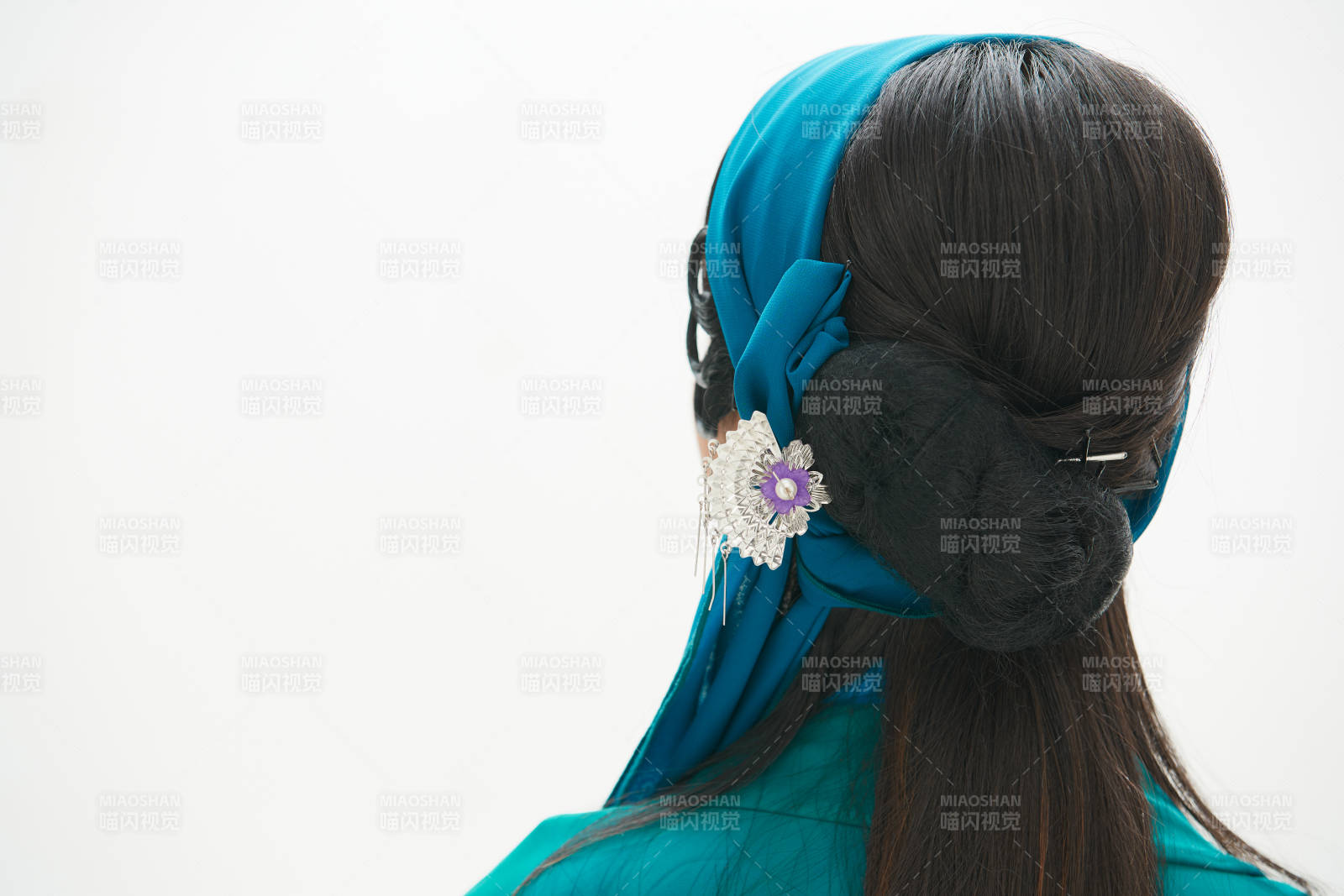 民间故事白蛇传中小青服饰妆面的亚洲少女图片