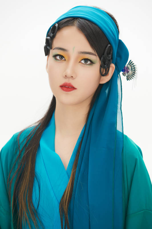 民间故事白蛇传中小青服饰妆面的亚洲少女图片