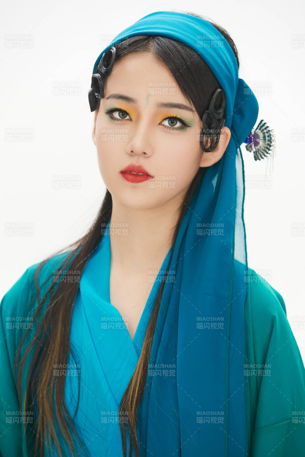 民间故事白蛇传中小青服饰妆面的亚洲少女图片