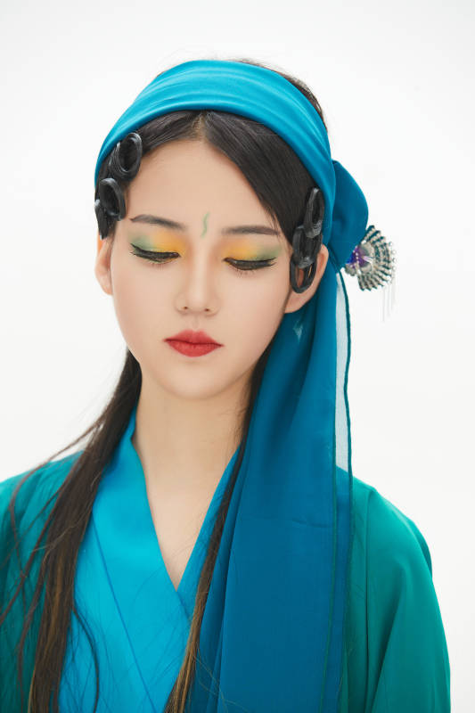 民间故事白蛇传中小青服饰妆面的亚洲少女图片