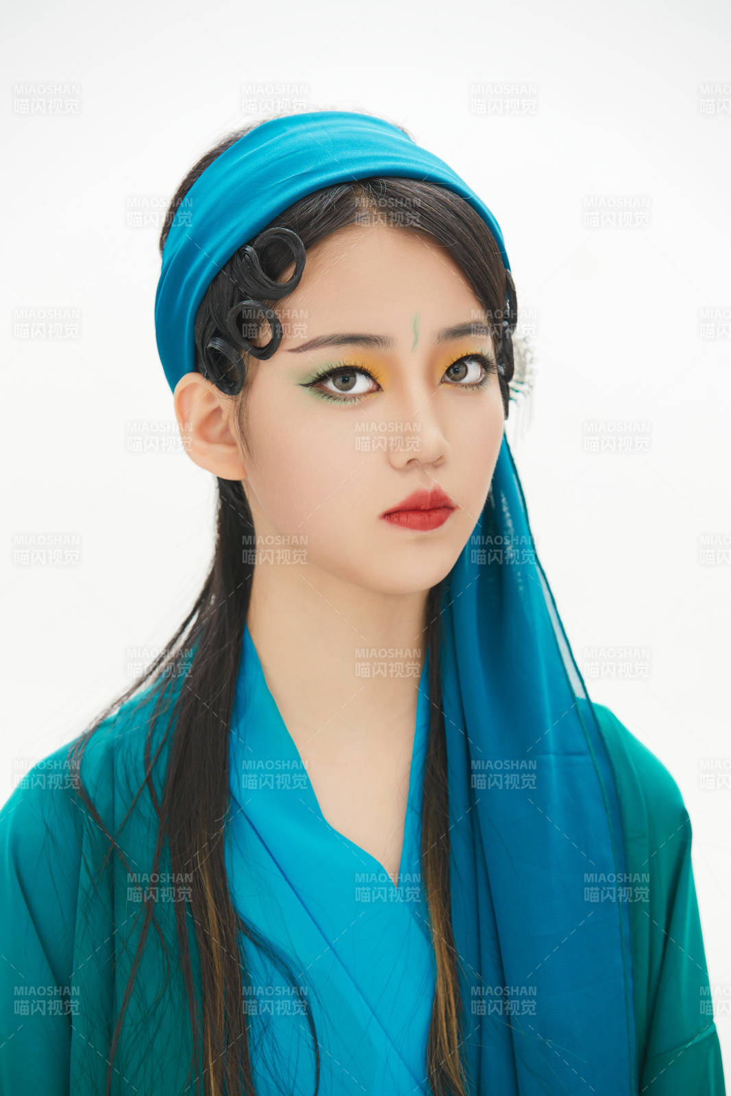 民间故事白蛇传中小青服饰妆面的亚洲少女图片