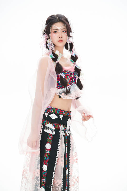 身穿少数民族哈尼族网红族服饰的东方少女图片