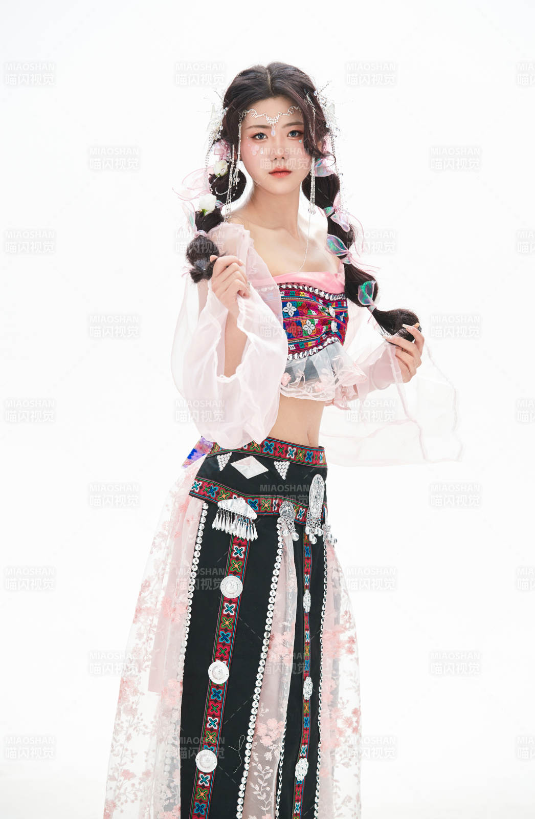 身穿少数民族哈尼族网红族服饰的东方少女图片