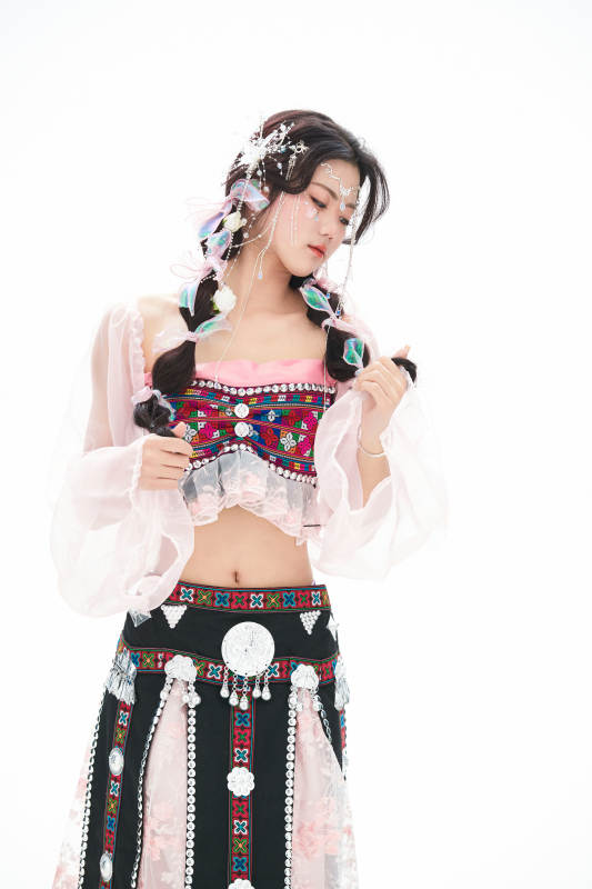 身穿少数民族哈尼族网红族服饰的东方少女图片