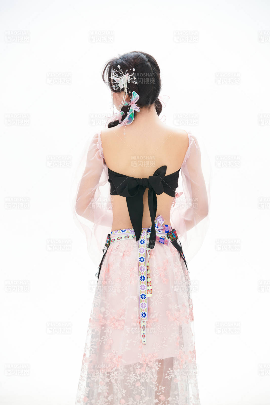 身穿少数民族哈尼族网红族服饰的东方少女图片