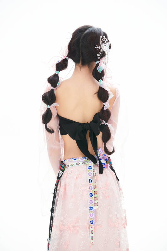 身穿少数民族哈尼族网红族服饰的东方少女图片