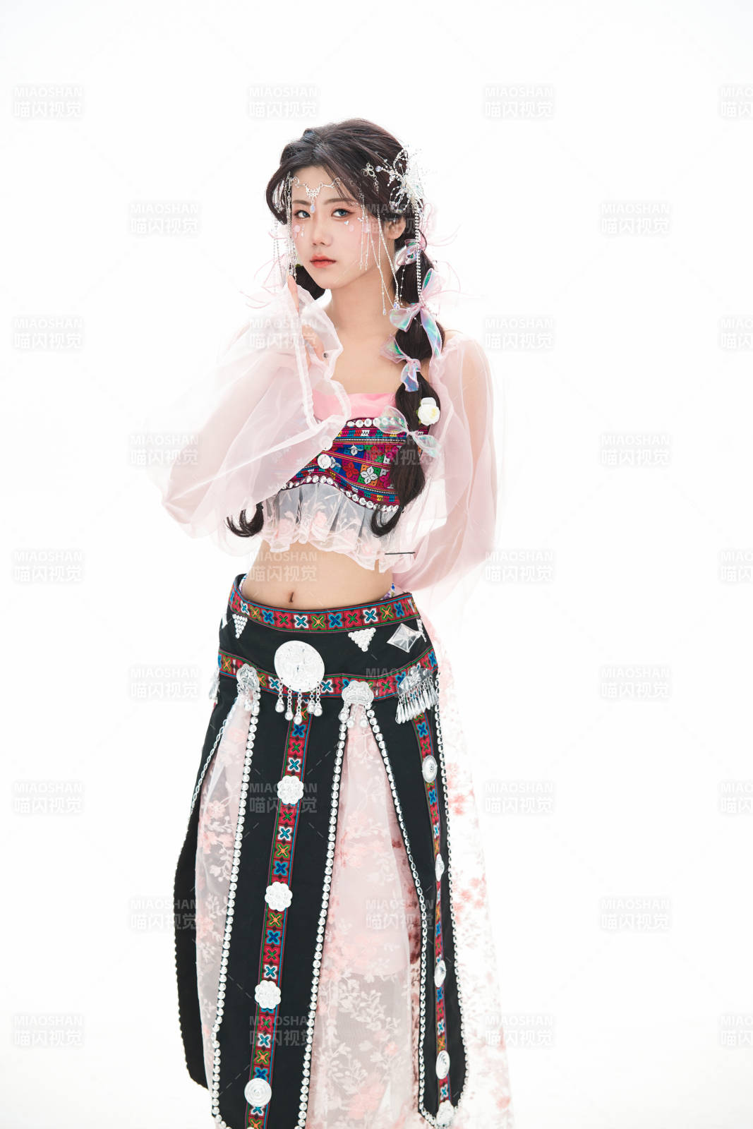 身穿少数民族哈尼族网红族服饰的东方少女图片