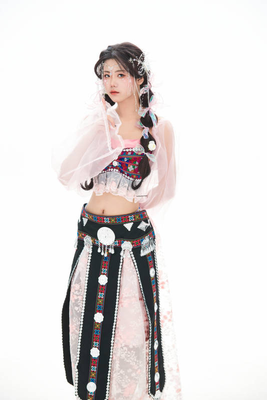 身穿少数民族哈尼族网红族服饰的东方少女图片