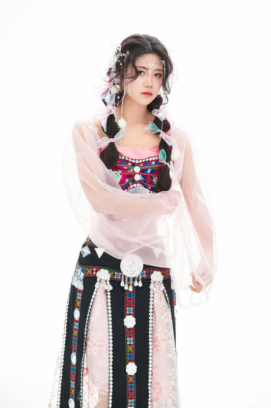 身穿少数民族哈尼族网红族服饰的东方少女图片