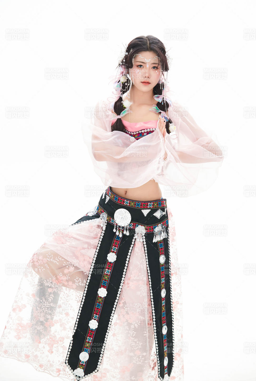 身穿少数民族哈尼族网红族服饰的东方少女图片