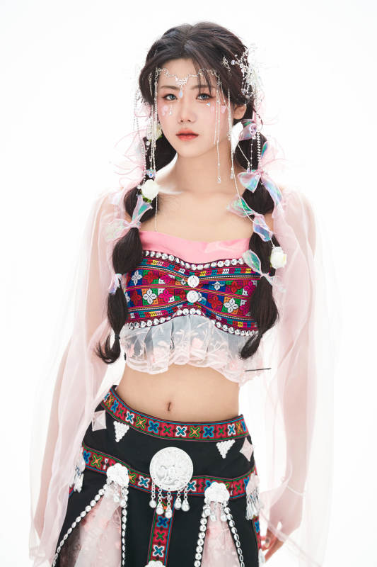 身穿少数民族哈尼族网红族服饰的东方少女图片