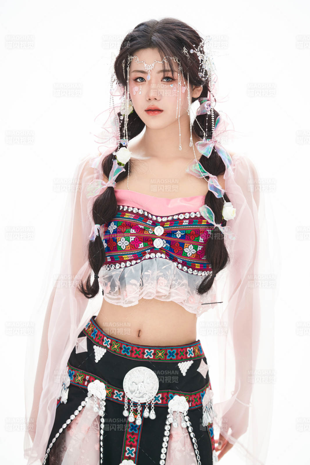 身穿少数民族哈尼族网红族服饰的东方少女图片