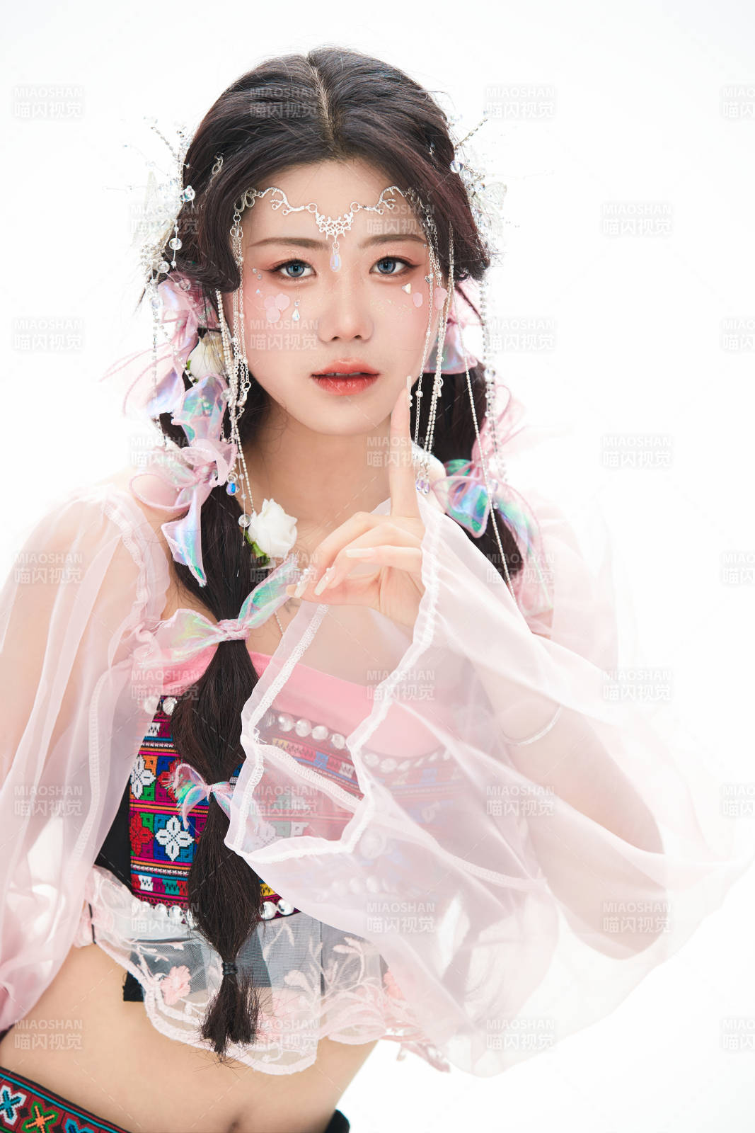 身穿少数民族哈尼族网红族服饰的东方少女图片