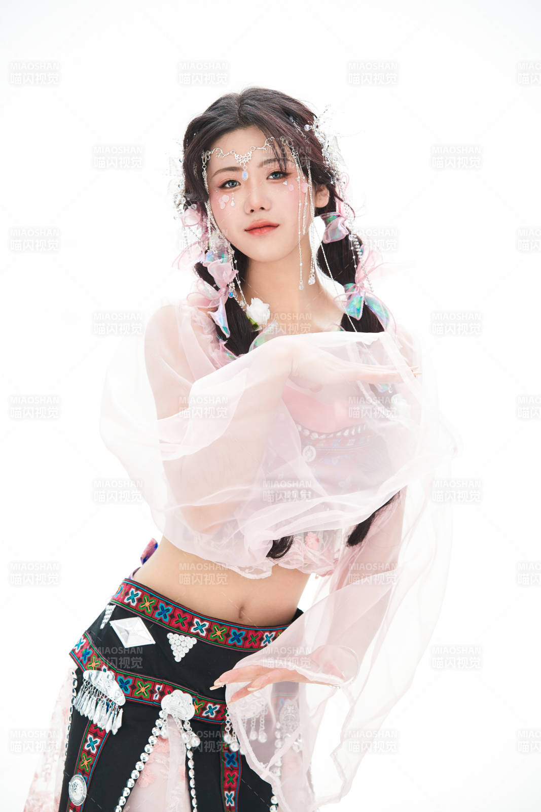 身穿少数民族哈尼族网红族服饰的东方少女图片