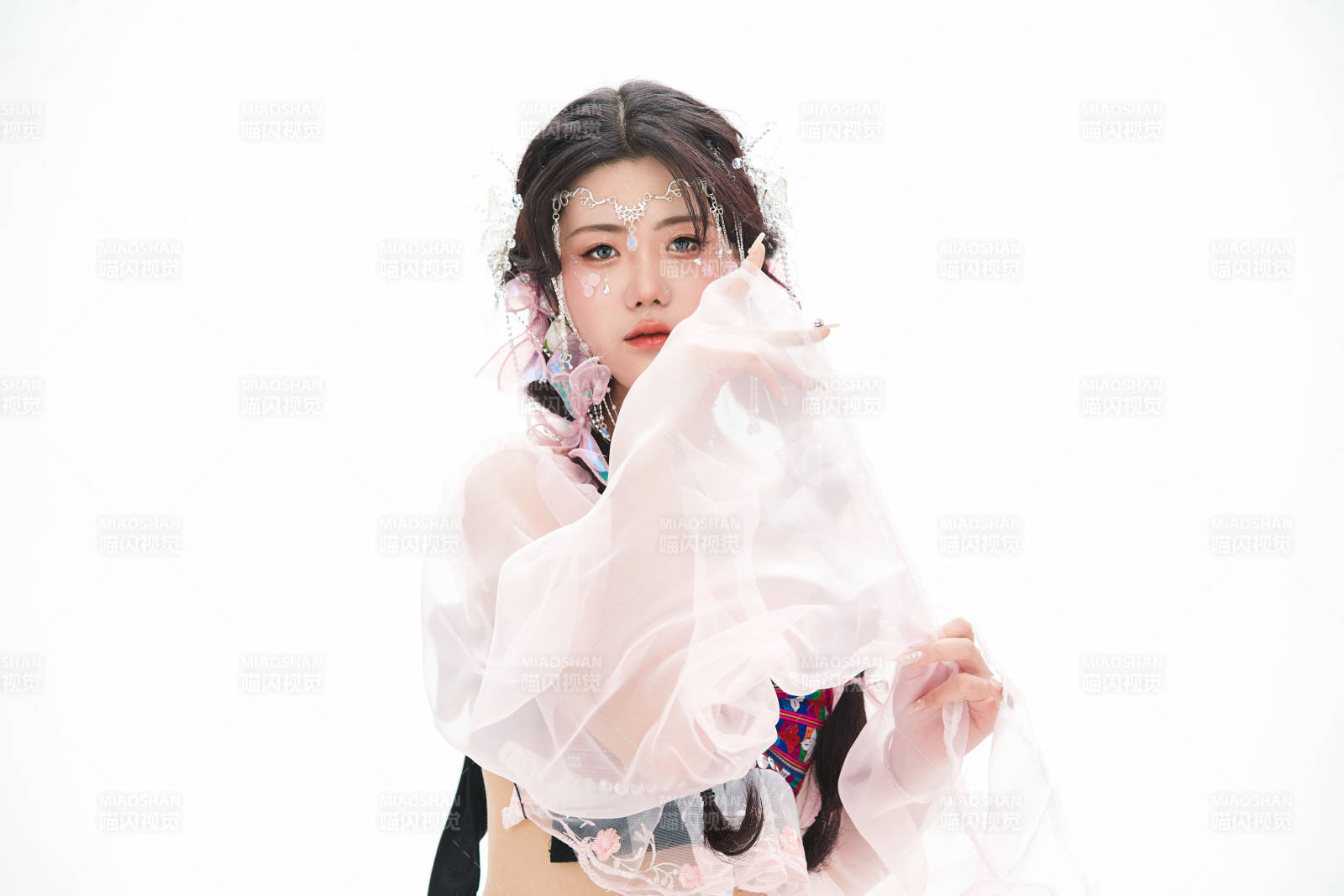 身穿少数民族哈尼族网红族服饰的东方少女图片