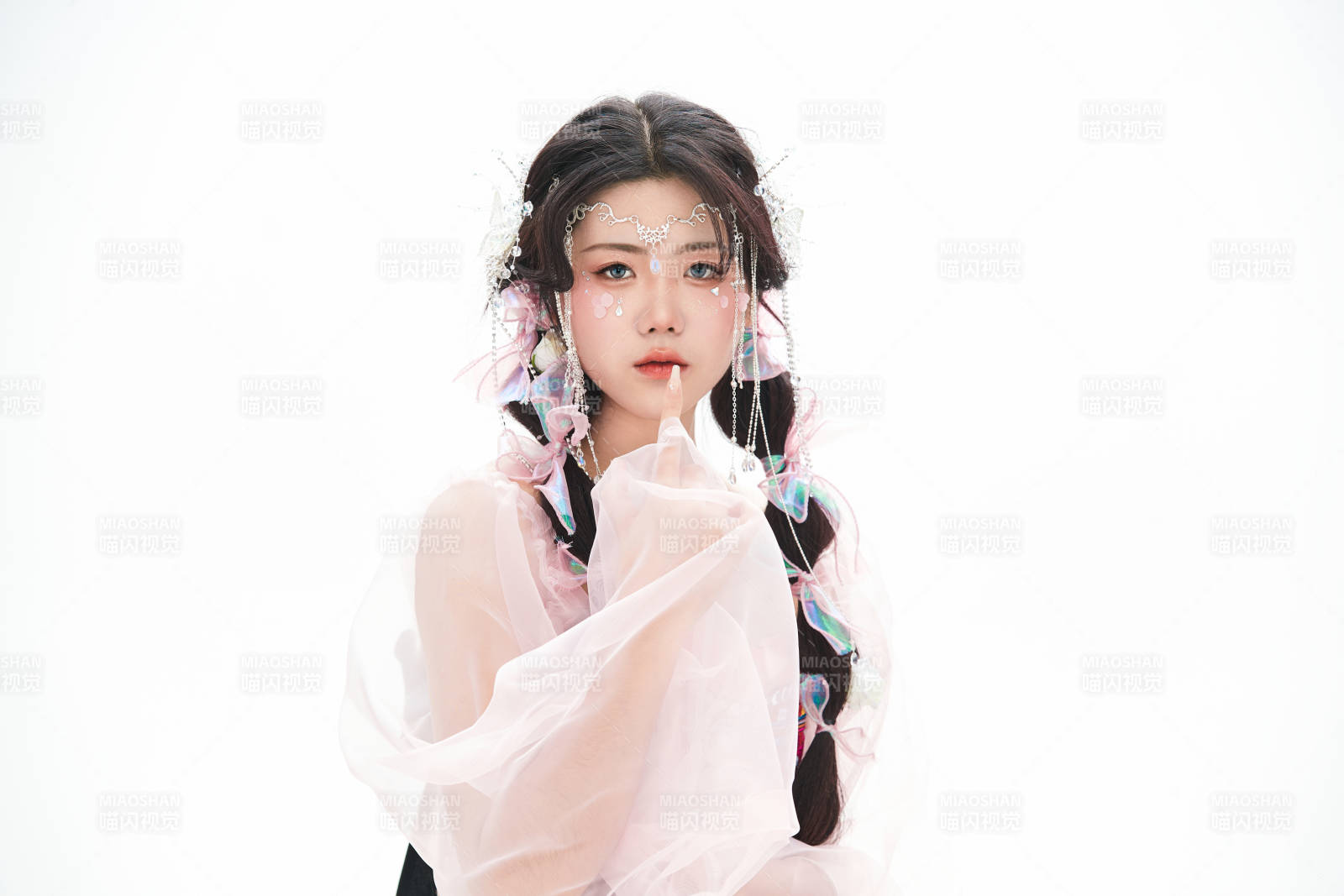 身穿少数民族哈尼族网红族服饰的东方少女图片