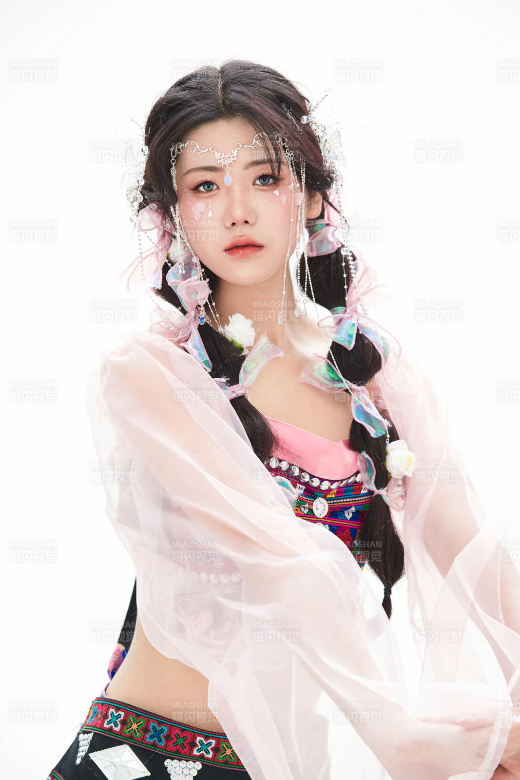 身穿少数民族哈尼族网红族服饰的东方少女图片