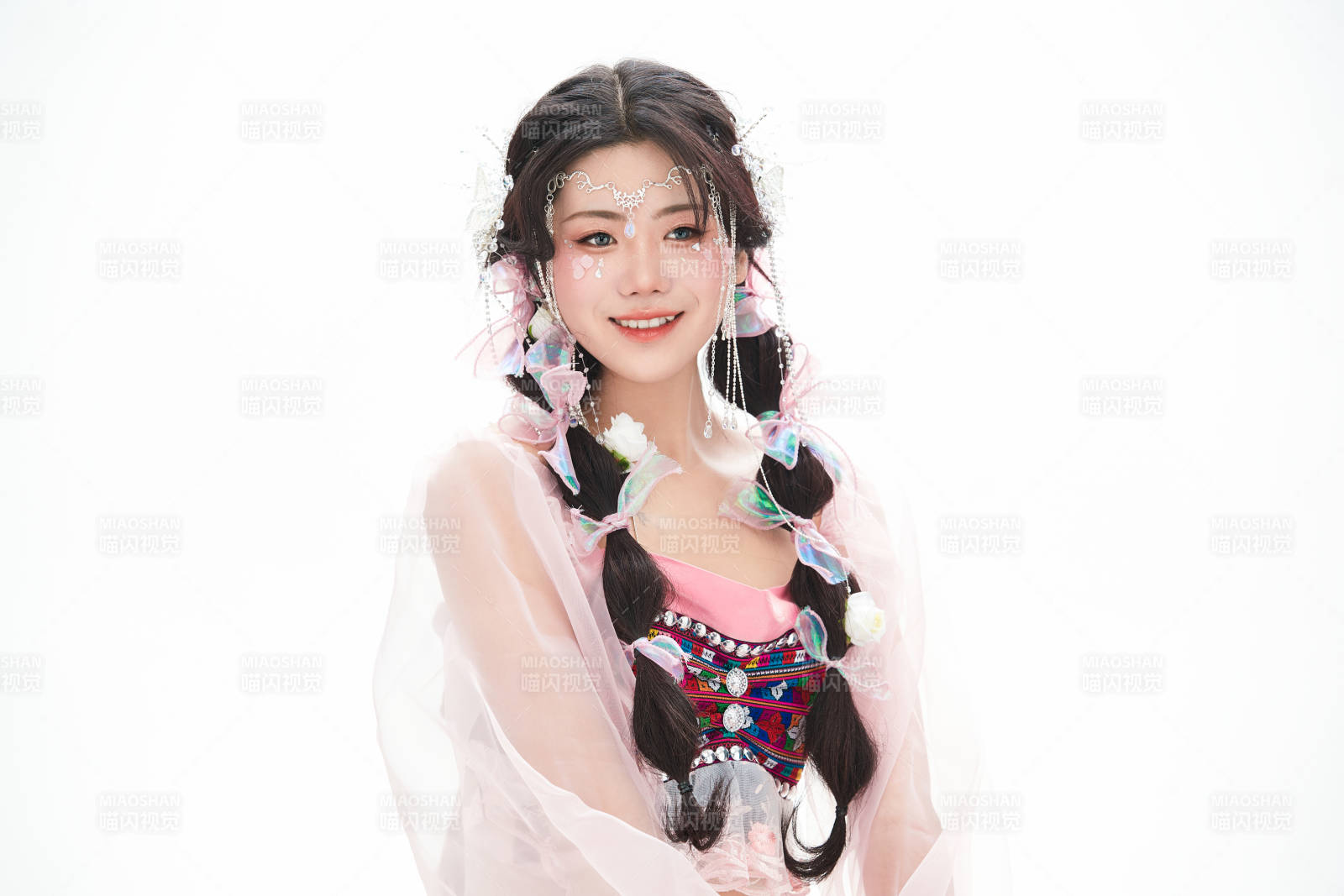 身穿少数民族哈尼族网红族服饰的东方少女图片