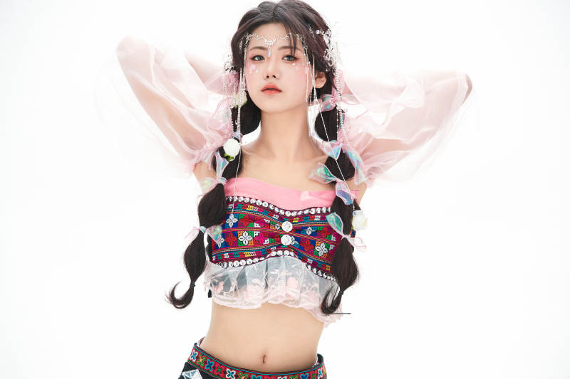 身穿少数民族哈尼族网红族服饰的东方少女图片