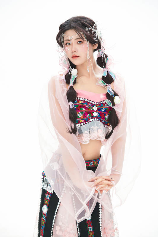 身穿少数民族哈尼族网红族服饰的东方少女图片