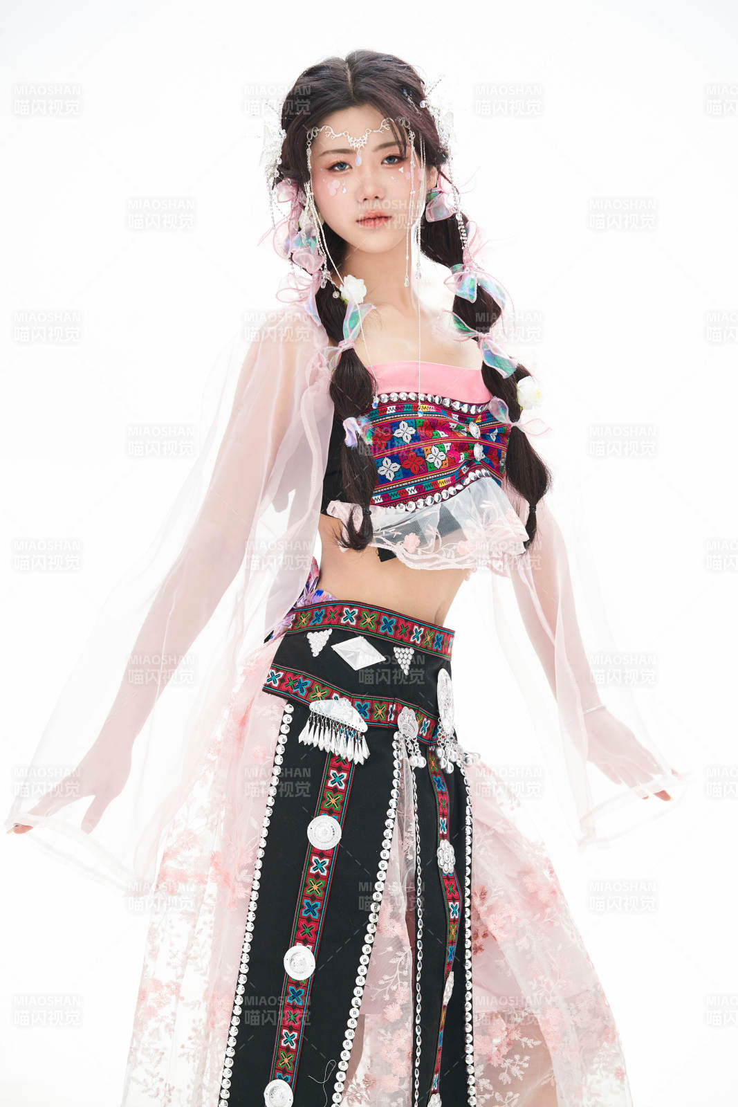 身穿少数民族哈尼族网红族服饰的东方少女图片