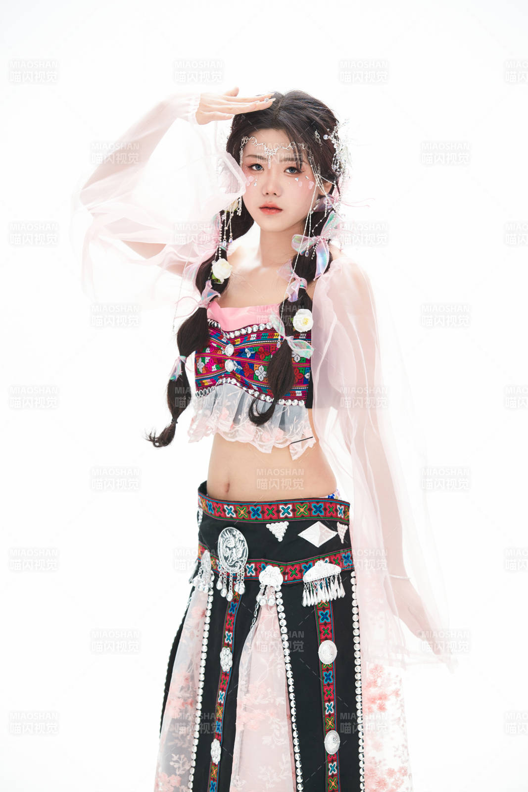 身穿少数民族哈尼族网红族服饰的东方少女图片