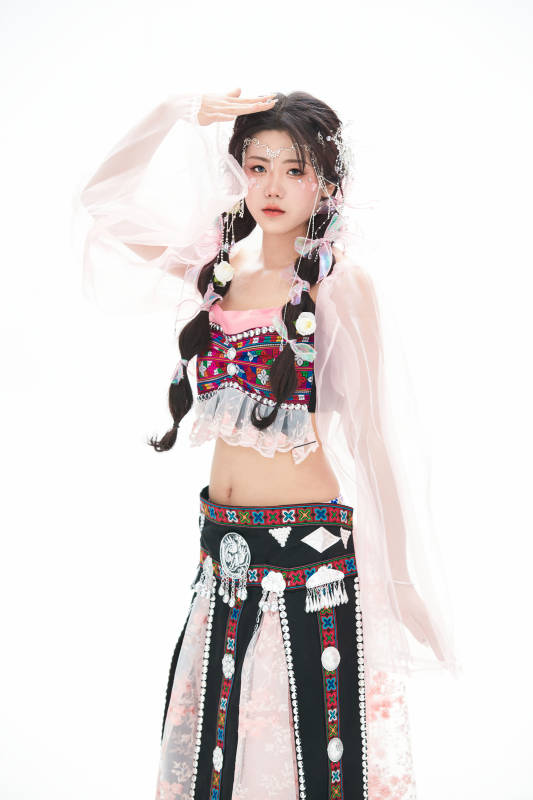 身穿少数民族哈尼族网红族服饰的东方少女图片