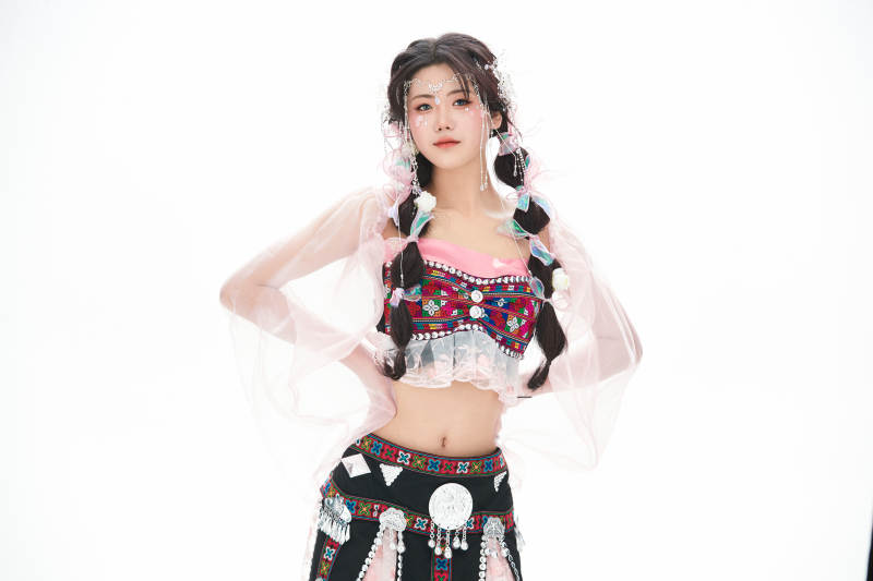 身穿少数民族哈尼族网红族服饰的东方少女图片