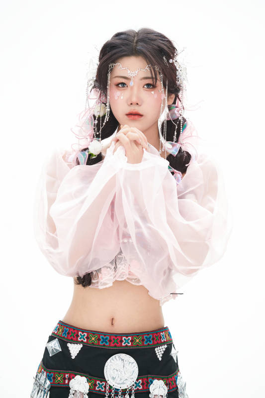 身穿少数民族哈尼族网红族服饰的东方少女图片