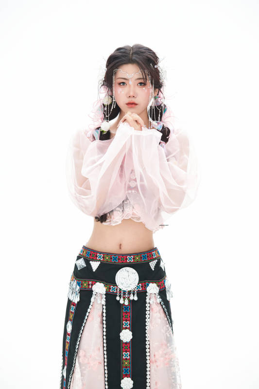 身穿少数民族哈尼族网红族服饰的东方少女图片