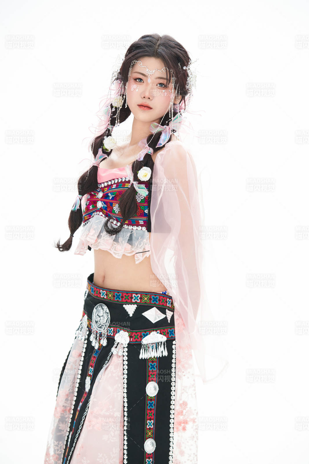 身穿少数民族哈尼族网红族服饰的东方少女图片