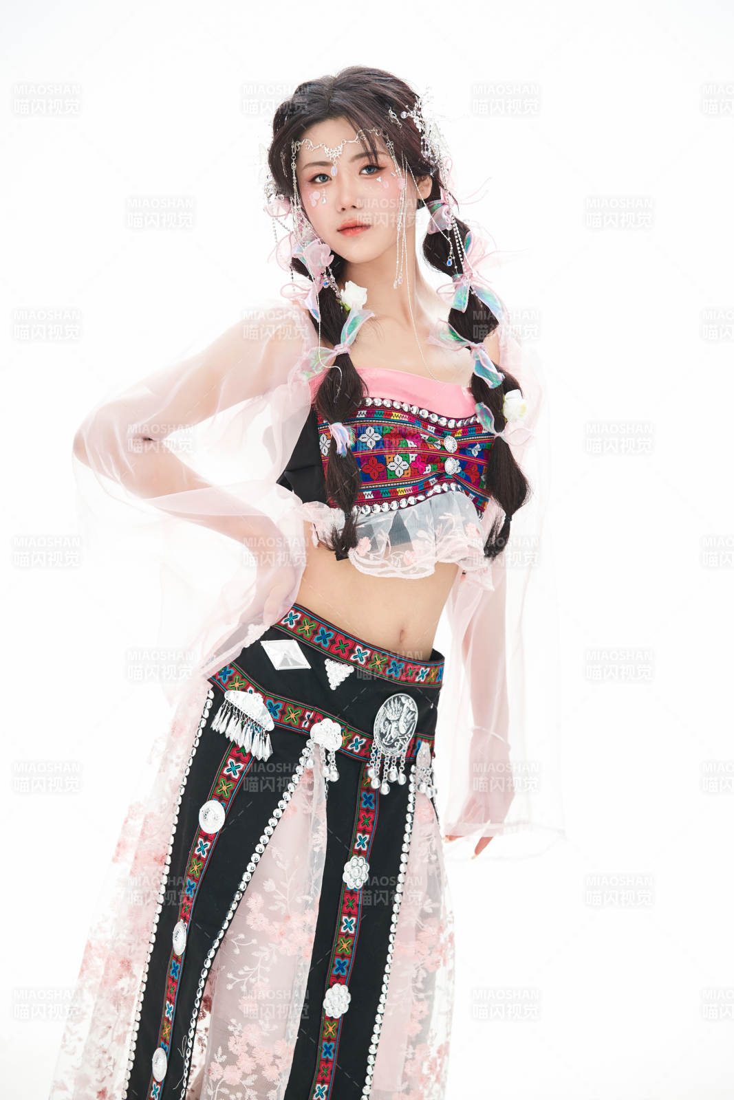 身穿少数民族哈尼族网红族服饰的东方少女图片