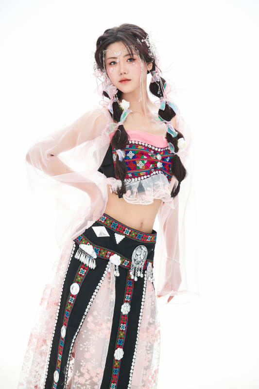 身穿少数民族哈尼族网红族服饰的东方少女图片